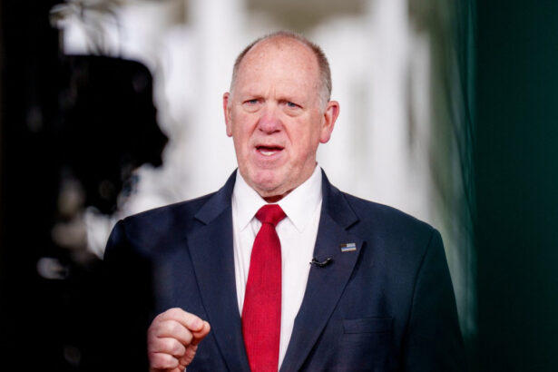 tom homan consilierul lui trump pentru imigratie a acceptat o mita de 50 000 de dolari de la un agent fbi sub acoperire reuters 68d0ebb91436e