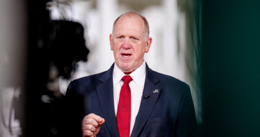 Tom Homan, consilierul lui Trump pe probleme de imigrație, a fost prins primind o sumă de 50.000 de dolari de la un agent FBI infiltrat (Reuters) 1 tom homan consilierul lui trump pentru imigratie a acceptat o mita de 50 000 de dolari de la un agent fbi sub acoperire reuters 68d0ebb91436e