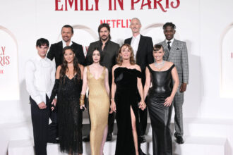tragedie pe platoul serialului emily in paris un asistent de regie a murit in timpul filmarilor 68b9558058c70