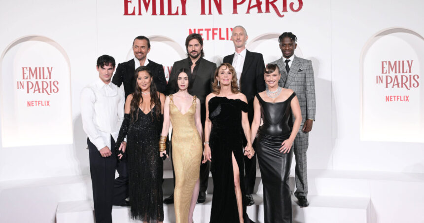 Dramă pe setul serialului „Emily în Paris”: un asistent de regie și-a pierdut viața în timpul producției 1 tragedie pe platoul serialului emily in paris un asistent de regie a murit in timpul filmarilor 68b9558058c70