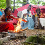 Trei aventurieri își construiesc un „Regat Kubala” în inima Scoției, transformându-se în lideri ai unui trib african – O poveste virală pe TikTok! 2 trei oameni s au autoproclamat trib african si si au instalat regatul kubala in scotia povestea lor a ajuns virala pe tiktok 68cfe423936f9