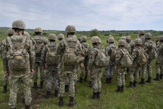 trei romani din patru au o parere buna despre introducerea stagiului militar pe baza de voluntariat sondaj 68ca9423d7494