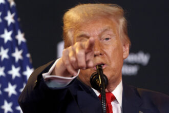 trump sugereaza ridicarea licentei televiziunilor critice cum se inchina baronii mass media in fata lui pentru a si proteja afacerile 68cc6e5f3ca25