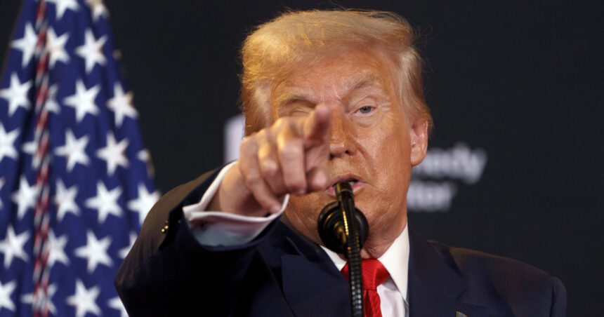 Trump propune anularea licențelor televiziunilor ostile. Cum se supun mogulii din media în fața sa pentru a-și salva afacerile 1 trump sugereaza ridicarea licentei televiziunilor critice cum se inchina baronii mass media in fata lui pentru a si proteja afacerile 68cc6e5f3ca25