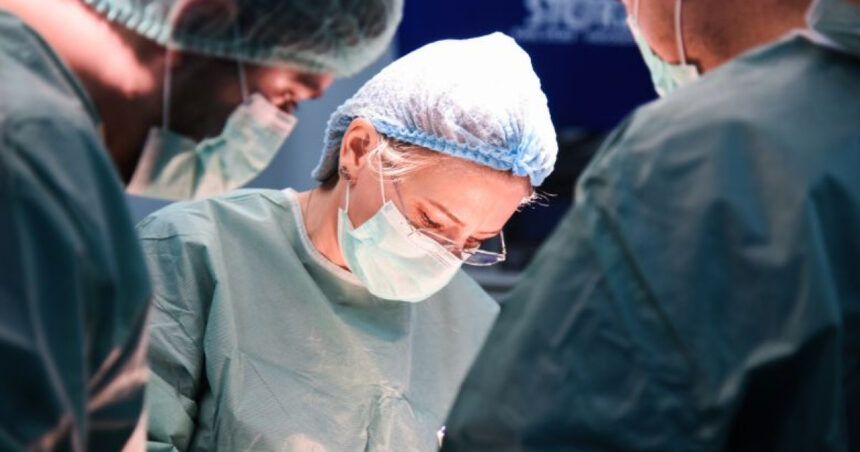 Operație impresionantă: O tumoră gigantică la colon a fost extirpată cu succes! 1 tumora uriasa la colon indepartata prin chirurgie de mare amploare 68d0ebc965b6c