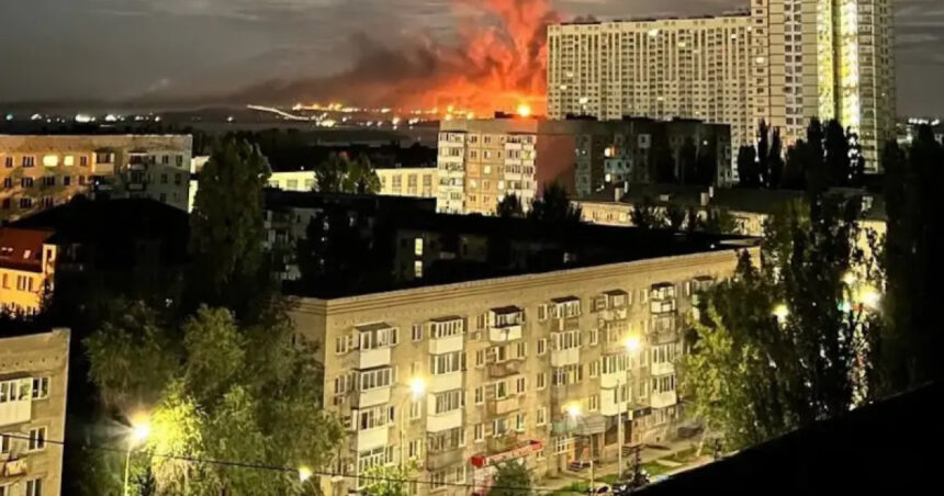 Ucrainenii atacă rafinăria din Saratov, în timp ce Rusia se pregătește să diminueze extracția de țiței din cauza asalturilor. 1 ucrainenii au lovit rafinaria de la saratov in timp ce rusia este pe punctul de a reduce productia de petrol din cauza atacurilor 68c9b6d441984