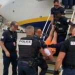 Un zbor Ryanair spre Spania a fost deviat din cauza unui pasager îmbătat care a încercat să deschidă ușile în aer. Ce s-a întâmplat? 2 un avion ryanair catre spania a fost redirectionat dupa ce un barbat beat a incercat sa deschida usile in zbor ce s a intamplat 68be99e0c8ac0