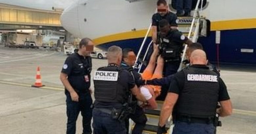 Un zbor Ryanair spre Spania a fost deviat din cauza unui pasager îmbătat care a încercat să deschidă ușile în aer. Ce s-a întâmplat? 1 un avion ryanair catre spania a fost redirectionat dupa ce un barbat beat a incercat sa deschida usile in zbor ce s a intamplat 68be99e0c8ac0