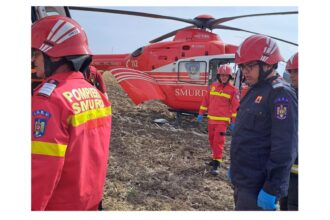 un avion s a prabusit langa o unitate militara doua persoane preluate de echipajele medicale 68d80c174b81a