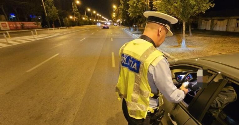 Capturat în flagrant: un constănțean a încercat să corupă un agent de poliție rutieră 1 un barbat din constanta a fost arestat dupa ce a incercat sa dea mita unui politist de la rutiera 68d3f78f1a6c8