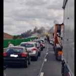 Flăcări pe Autostrada A2: un camion plin cu granule de plastic a fost cuprins de incendiu, iar traficul a fost redirecționat. 3 un camion incarcat cu granule de plastic a luat foc pe autostrada a2 circulatia rutiera a fost deviata 68d688caadfc1