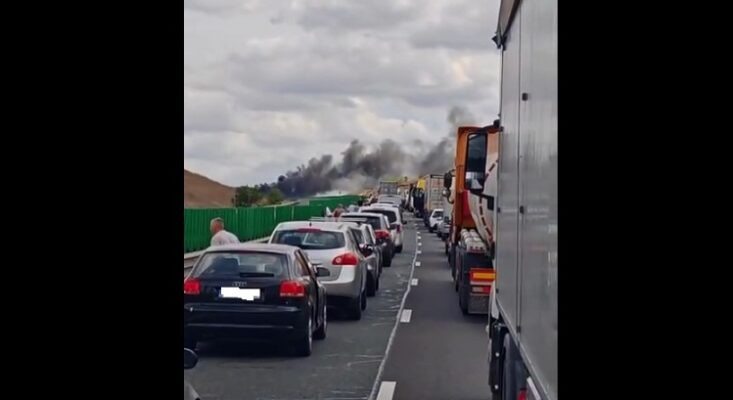Flăcări pe Autostrada A2: un camion plin cu granule de plastic a fost cuprins de incendiu, iar traficul a fost redirecționat. 1 un camion incarcat cu granule de plastic a luat foc pe autostrada a2 circulatia rutiera a fost deviata 68d688caadfc1
