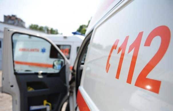 Un băiețel de un an a căzut în apă la Mamaia, fiind transportat de urgență de paramedici. 1 un copil de un an a cazut in piscina in mamaia a fost preluat de echipajul de ambulanta 68bb115d8eb14