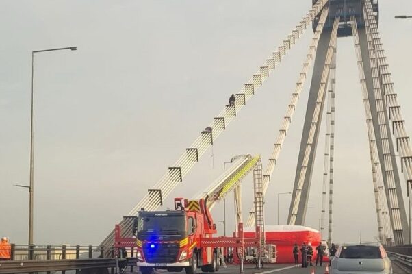 Un manifestant a escaladat podul de la Agigea, iar circulația pe DN39 a fost limitată. 1 un protestatar s a urcat pe podul de la agigea traficul rutier a fost restrictionat pe dn39 68be955cef6ca