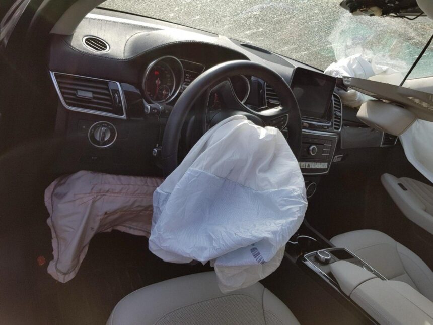 Un tânăr șofer de 19 ani a răsturnat viețile a nouă oameni de pe o terasă: Persoanele afectate, duse de urgență la spital 1 un sofer de 19 ani a spulberat noua persoane de pe o terasa victimele transportate de urgenta la spital 68c916e4c78ae