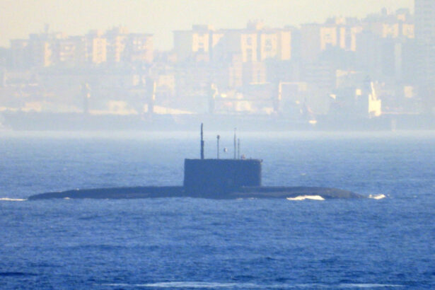 un submarin din flota rusa a marii negre se confrunta cu probleme tehnice grave in drum spre atlantic exista risc de explozie 68d9374818639