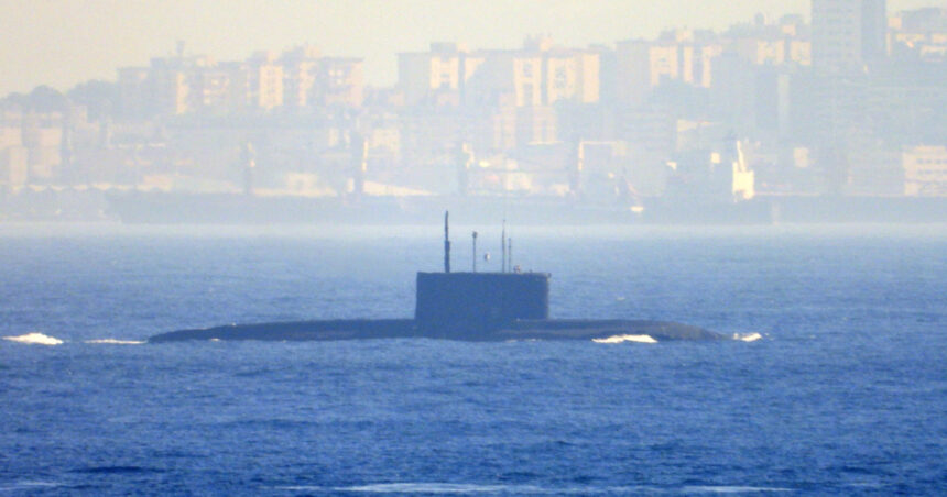 un submarin din flota rusa a marii negre se confrunta cu probleme tehnice grave in drum spre atlantic exista risc de explozie 68d9374818639