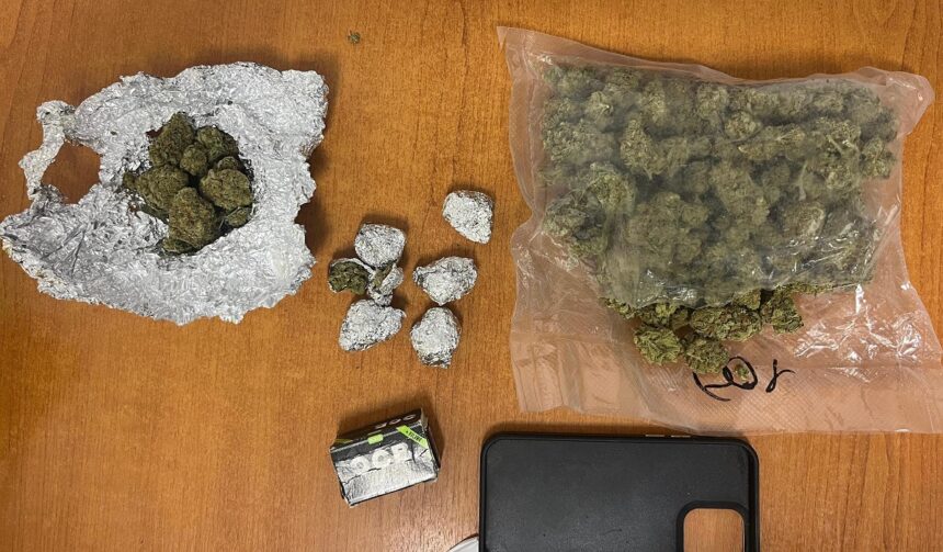 Un tânăr din Constanța a fost depistat de jandarmi având la el droguri. Traficantul pe trotinetă a reușit să evadeze. 1 un tanar a fost prins de jandarmii din constanta cu substante interzise traficantul pe trotineta a scapat 68d2401fc8d51