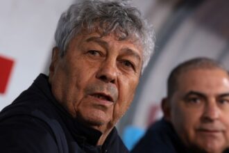 un tricolor a pus mana pe telefon si l a contactat pe mircea lucescu dupa dezamagirea cu canada mi a dat un mesaj 68c967ddee859