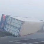 Incident spectaculos la poarta Tulcei: Un camion s-a răsturnat în mijlocul ceții dense 2 video accident la intrarea in municipiul tulcea in conditii de ceata un camion s a rasturnat 68d3a2f98144f