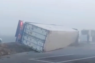 video accident la intrarea in municipiul tulcea in conditii de ceata un camion s a rasturnat 68d3a2f98144f