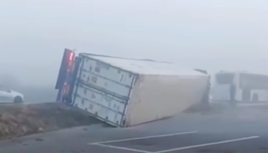Incident spectaculos la poarta Tulcei: Un camion s-a răsturnat în mijlocul ceții dense 1 video accident la intrarea in municipiul tulcea in conditii de ceata un camion s a rasturnat 68d3a2f98144f