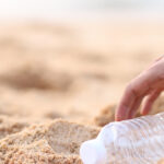 „Pe țărmul mării: O afacere neobișnuită cu reciclarea. Păreri ale turiștilor despre cei care strâng sticlele de plastic” 3 video afacere pe plaja la cules de ambalaje reciclabile ce spun turistii despre cei care aduna sticlele de plastic 68beb298c87db