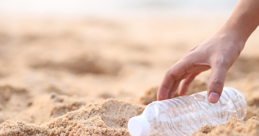 „Pe țărmul mării: O afacere neobișnuită cu reciclarea. Păreri ale turiștilor despre cei care strâng sticlele de plastic” 1 video afacere pe plaja la cules de ambalaje reciclabile ce spun turistii despre cei care aduna sticlele de plastic 68beb298c87db
