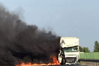 video alerta pe a2 un camion a luat foc in apropiere de murfaltar circulatia afectata pe ambele sensuri de deplasare 68d67f2593064