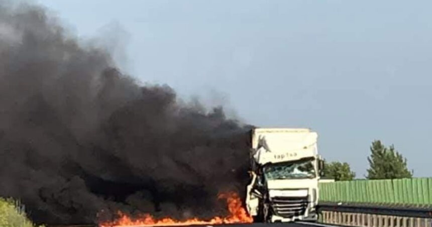 Incendiu la bordul unui camion pe A2: Traficul îngreunat în zona Murfaltar! 1 video alerta pe a2 un camion a luat foc in apropiere de murfaltar circulatia afectata pe ambele sensuri de deplasare 68d67f2593064