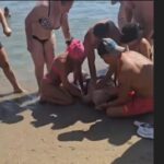 Impact emoțional pe litoral: Un bărbat, salvat în ultima clipă pe plaja din Costinești! 3 video atentie imagini cu impact emotional barbat resuscitat pe plaja la costinesti 68b80421b7466