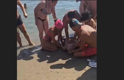 Impact emoțional pe litoral: Un bărbat, salvat în ultima clipă pe plaja din Costinești! 1 video atentie imagini cu impact emotional barbat resuscitat pe plaja la costinesti 68b80421b7466