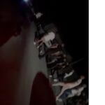 Atenție: Scene șocante! Un tânăr agresat brutal în apropierea unui club din Ostrov 3 video atentie imagini cu impact emotional tanar batut cu bestialitate in zona unui club din ostrov 68d142528f4cd