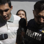 „Tânărul agresor din București afirmă că a fost 'manipulat' – Care sunt consecințele legale pentru atacul rasist asupra livratorului asiatic?” 2 video autorul atacului rasist din bucuresti sustine ca a fost manipulat ce pedeapsa risca tanarul care a agresat un livrator asiatic 68b70fef78da0
