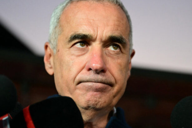 video calin georgescu prima aparitie publica dupa ce a fost trimis in judecata sustinatorii lui s au imbrancit cu jandarmii 68ca858185789