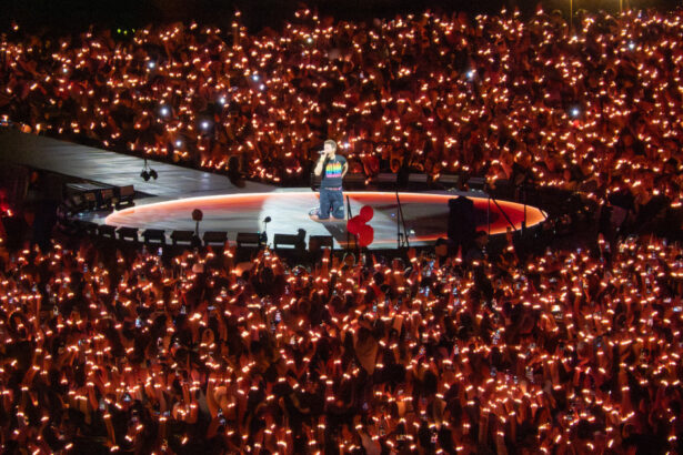 video chris martin a indemnat publicul sa trimita iubire familiei lui charlie kirk in timpul unui concert coldplay la londra 68c65c848c4ac