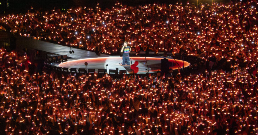 Chris Martin a încurajat spectatorii să-și exprime dragostea pentru familia lui Charlie Kirk în timpul unui concert Coldplay la Londra. 1 video chris martin a indemnat publicul sa trimita iubire familiei lui charlie kirk in timpul unui concert coldplay la londra 68c65c848c4ac