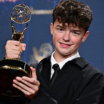 Descoperă marii învingători ai premiilor Emmy 2025: Un tânăr de doar 15 ani a scris istorie devenind cel mai tânăr câștigător! 3 video cine sunt marii castigatori ai premiilor emmy 2025 un actor de 15 ani a devenit cel mai tanar laureat din istorie 68ce7516981d3