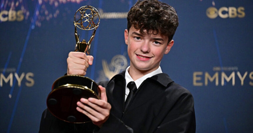Descoperă marii învingători ai premiilor Emmy 2025: Un tânăr de doar 15 ani a scris istorie devenind cel mai tânăr câștigător! 1 video cine sunt marii castigatori ai premiilor emmy 2025 un actor de 15 ani a devenit cel mai tanar laureat din istorie 68ce7516981d3