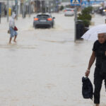 Cod roșu de inundații în Ibiza: străzi inundate și locuințe asediate, intervenții masive în acțiune! 2 video cod rosu de inundatii in ibiza strazi pline de apa si oameni blocati in locuinte mobilizare majora a echipelor de interventie 68dc045845fac