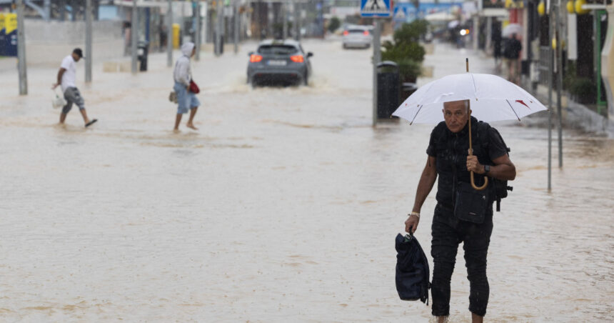 Cod roșu de inundații în Ibiza: străzi inundate și locuințe asediate, intervenții masive în acțiune! 1 video cod rosu de inundatii in ibiza strazi pline de apa si oameni blocati in locuinte mobilizare majora a echipelor de interventie 68dc045845fac