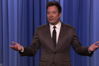 video comediantii din lumea showbiz ului ii iau apararea lui kimmel jimmy fallon promite sa vorbeasca in continuare despre trump 68cd28874a328