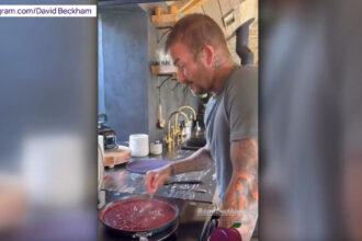video david beckham s a filmat in timp ce face gem de prune sunt din gradina noastra 68cfba02dca98