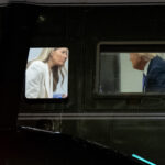 Donald și Melania Trump, prinși într-o discuție intensă la bordul Marine One după întâlnirea de la ONU 3 video donald si melania trump surprinsi in timp ce aveau o discutie aprinsa la bordul marine one dupa vizita la onu 68d65be81370c