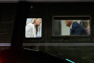 video donald si melania trump surprinsi in timp ce aveau o discutie aprinsa la bordul marine one dupa vizita la onu 68d65be81370c