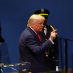Donald Trump s-a confruntat cu momente tensionate pe scara rulantă, iar prompterul său a cedat la ONU. Un discurs incisiv în fața Adunării Generale. 3 video donald trump a ramas blocat pe scara rulanta si i s a stricat prompterul la onu discurs acuzator in fata adunarii generale 68d2d48cbbbe1