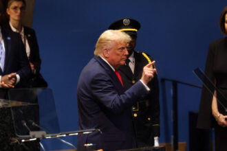video donald trump a ramas blocat pe scara rulanta si i s a stricat prompterul la onu discurs acuzator in fata adunarii generale 68d2d48cbbbe1