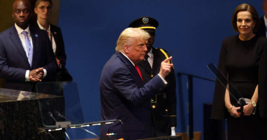 Donald Trump s-a confruntat cu momente tensionate pe scara rulantă, iar prompterul său a cedat la ONU. Un discurs incisiv în fața Adunării Generale. 1 video donald trump a ramas blocat pe scara rulanta si i s a stricat prompterul la onu discurs acuzator in fata adunarii generale 68d2d48cbbbe1