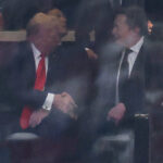 Donald Trump și Elon Musk: Întâlnirea simbolică la memorialul lui Charlie Kirk, prevăzută de activistul conservator 2 video donald trump si elon musk si au dat mana la memorialul lui charlie kirk activistul conservator prevazuse o reconciliere intre cei doi 68d0e4c579669