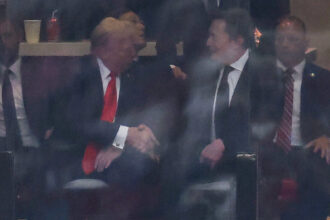 video donald trump si elon musk si au dat mana la memorialul lui charlie kirk activistul conservator prevazuse o reconciliere intre cei doi 68d0e4c579669